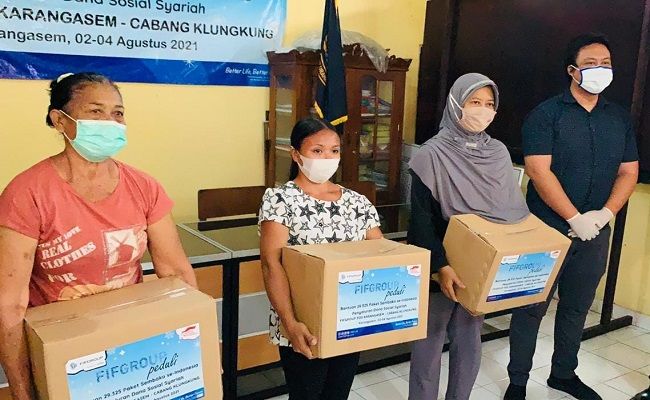 Kapos FIFGROUP Karangasem, I Putu Arie Khrisna saat menyalurkan paket sembako kepada warga terdampak Covid-19 di Kelurahan Subagan, Selasa (3/8). FIFGROUP, bantuan paket sembako, penyaluran dana sosial, dana sosial syariah,