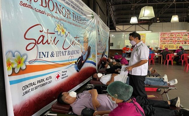 Penasehat Pengwil INI-IPPAT Provinsi Bali Dr I Made Pria Dharsana SH.M.Hum saat memantau dan mengikuti aksi donor darah serangkaian HUT INI-IPPAT Badung dan HUT kemerdekaan RI ke-76, Jumat (2/9) Penasehat Pengwil INI-IPPAT Provinsi Bali Dr I Made Pria Dharsana SH.M.Hum saat memantau dan mengikuti aksi donor darah serangkaian HUT INI-IPPAT Badung dan HUT kemerdekaan RI ke-76, Jumat (2/9)