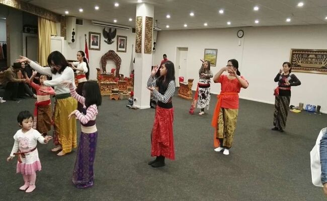Aktivitas krama Bali di Australia saat berlatih tari Aktivitas krama Bali di Australia saat berlatih tari
