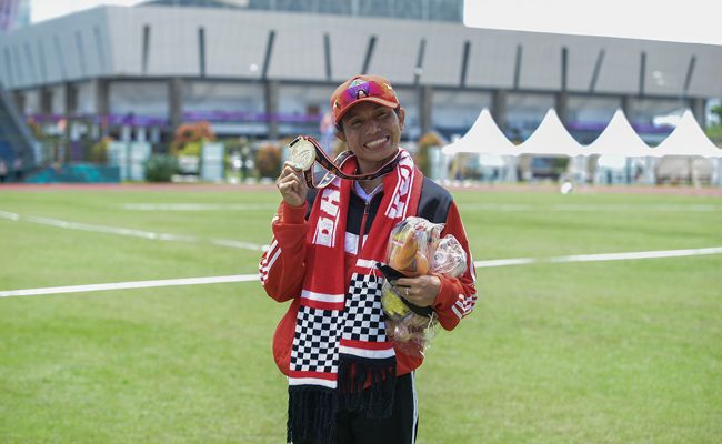 Atlet lompat jauh Bali Maria Natalia Londa menunjukkan medali emas yang diraihnya di nomor lompat jauh putri di Stadion Atletik Mimika Sport Complex, Kabupaten Mimika, Selasa (5/10). Maria Londa, Maria Natalia Londa, emas, lompat jauh, Bali, PON Papua,