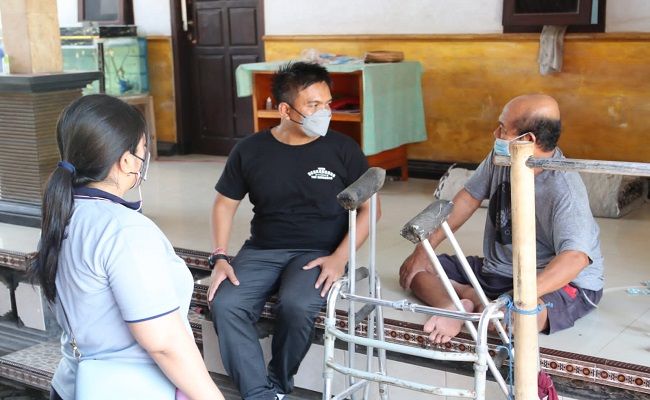 Wujud Kepedulian, Wabup Ipat Serahkan Kursi Roda Wujud Kepedulian, Wabup Ipat Serahkan Kursi Roda