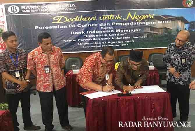 KERJASAMA: Andang Subaharianto (berudeng) dan Ahmad Bunyamin menandatangani MoU disaksikan Erawanto (kanan) di ruang F4 Untag, Jumat (29/9). KERJASAMA: Andang Subaharianto (berudeng) dan Ahmad Bunyamin menandatangani MoU disaksikan Erawanto (kanan) di ruang F4 Untag, Jumat (29/9).