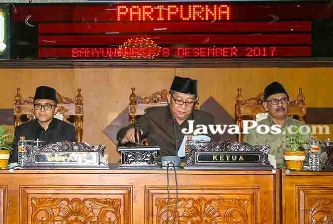 Wakil Ketua DPRD HM Joni Subagio (tengah) dan Bupati Abdullah Azwar Anas (kiri) mengetuk palu pengesahan Perda Perlindungan tanaman pohon kelapa Wakil Ketua DPRD HM Joni Subagio (tengah) dan Bupati Abdullah Azwar Anas (kiri) mengetuk palu pengesahan Perda Perlindungan tanaman pohon kelapa