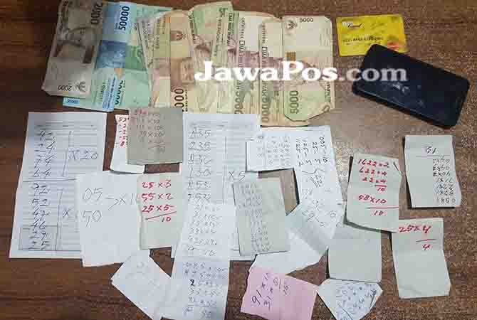 Nomor Togel Ditulis Pada Sobekan Sobekan Kertas