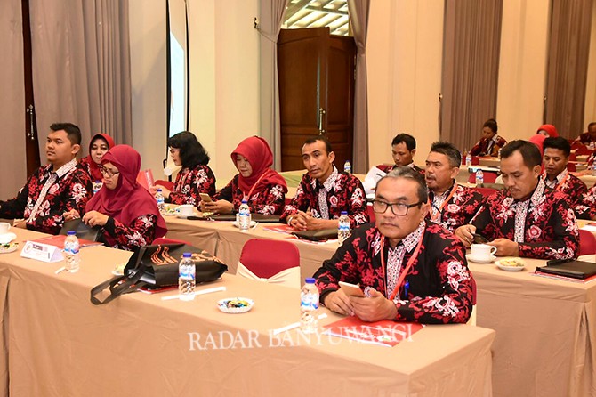 SERIUS: Para kepala unit di lingkungan Perpenas mengikuti forum raker membahas program kerja ke depan. SERIUS: Para kepala unit di lingkungan Perpenas mengikuti forum raker membahas program kerja ke depan.