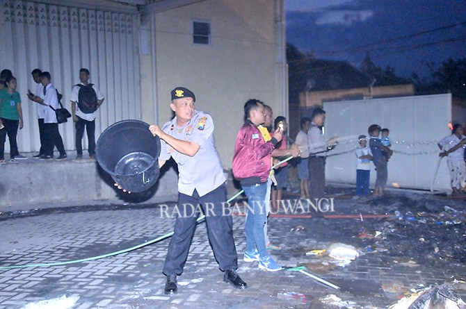 BERJIBAKU: Petugas Damkar Genteng dan polisi memadamkan api di tempat sampah milik KDS Genteng, kemarin sore (13/5). BERJIBAKU: Petugas Damkar Genteng dan polisi memadamkan api di tempat sampah milik KDS Genteng, kemarin sore (13/5).