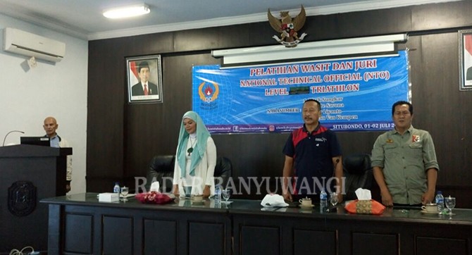 PELATIHAN: Narasumber dan peserta Diklat Juri dan Wasit Triathlon Level I foto bersama, kemarin. PELATIHAN: Narasumber dan peserta Diklat Juri dan Wasit Triathlon Level I foto bersama, kemarin.