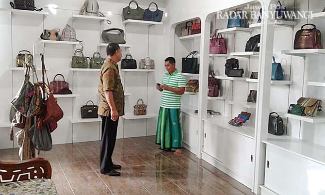 TEMBUS PASAR EKSPOR: Wabup Yusuf Widyatmoko saat mendatangi sentra produksi aneka produk fashion berbahan baku kulit ular di Rogojampi. TEMBUS PASAR EKSPOR: Wabup Yusuf Widyatmoko saat mendatangi sentra produksi aneka produk fashion berbahan baku kulit ular di Rogojampi.