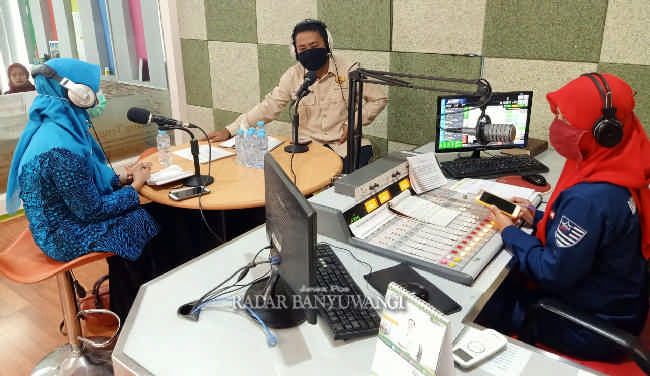 TALK SHOW: Tri Ratna (kiri) dan Thatet Yuniarto memotivasi masyarakat untuk terus bergotong royong di tengah pandemi Covid-19. TALK SHOW: Tri Ratna (kiri) dan Thatet Yuniarto memotivasi masyarakat untuk terus bergotong royong di tengah pandemi Covid-19.