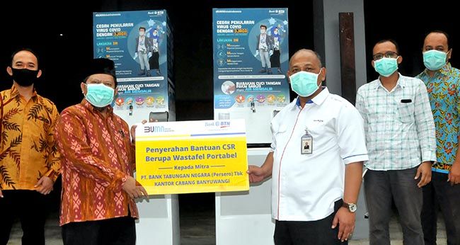 Foto 2 PROTOKOL KESEHATAN: Rachman Suhendri (kanan) bersama Direktur Poliwangi Son Kuswadi Foto 2 PROTOKOL KESEHATAN: Rachman Suhendri (kanan) bersama Direktur Poliwangi Son Kuswadi