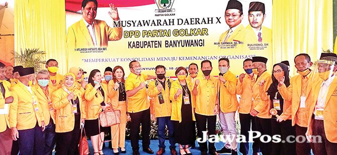 Kader dan pengurus Partai Golkar Banyuwangi foto bersama usai musda kemarin. Kader dan pengurus Partai Golkar Banyuwangi foto bersama usai musda kemarin.