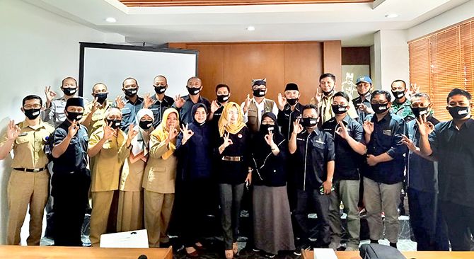 KOMPAK: Anggota PPWK foto bareng dengan Sekkab Mujiono dan Kepala Kesbangpol Abdul Azis Hamidi usai rapat koordinasi kemarin. KOMPAK: Anggota PPWK foto bareng dengan Sekkab Mujiono dan Kepala Kesbangpol Abdul Azis Hamidi usai rapat koordinasi kemarin.