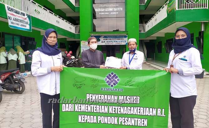 MASKER: Tim BLK Banyuwangi, Sriyanto memberikan bantuan masker ke Pesantren Assuniyyah di Kabupaten Jember, kemarin (21/7). MASKER: Tim BLK Banyuwangi, Sriyanto memberikan bantuan masker ke Pesantren Assuniyyah di Kabupaten Jember, kemarin (21/7).
