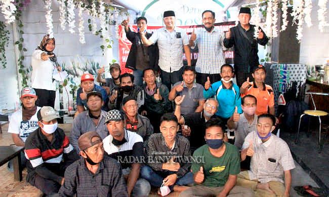 KOMPAK: Ketua FORBI, Agus Tarmidhi (dua dari kiri atas) bersama kelompok masyarakat di Dapil III di Dapoer Dheso Desa Tembokrejo, Kecamatan Muncar, kemarin (22/7). KOMPAK: Ketua FORBI, Agus Tarmidhi (dua dari kiri atas) bersama kelompok masyarakat di Dapil III di Dapoer Dheso Desa Tembokrejo, Kecamatan Muncar, kemarin (22/7).