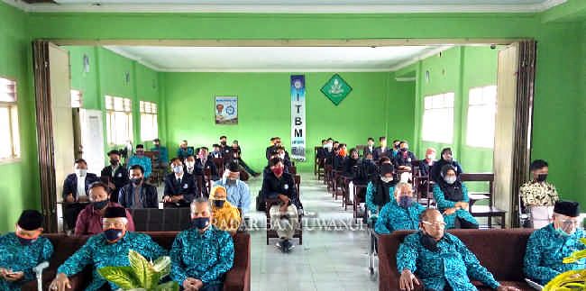TAMU UNDANGAN: Ketua PDM Banyuwangi Dr.Muklis Lahudin (kiri), sesepuh Muhammadiyah H. Mun’im (dua dari kiri), Rektor ITBM Banyuwangi H. Nawachid (kanan), ketua BPH Musa Alhady (belakang). TAMU UNDANGAN: Ketua PDM Banyuwangi Dr.Muklis Lahudin (kiri), sesepuh Muhammadiyah H. Mun’im (dua dari kiri), Rektor ITBM Banyuwangi H. Nawachid (kanan), ketua BPH Musa Alhady (belakang).