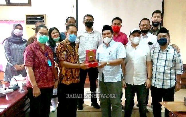 AMANAH: Ketua DPRD Banyuwangi Made Cahyana Negara (enam dari kiri), Gus Munib (kanan), dan anggota Komisi 1 DPRD Banyuwangi studi banding ke DPRD Tabanan, Bali. AMANAH: Ketua DPRD Banyuwangi Made Cahyana Negara (enam dari kiri), Gus Munib (kanan), dan anggota Komisi 1 DPRD Banyuwangi studi banding ke DPRD Tabanan, Bali.