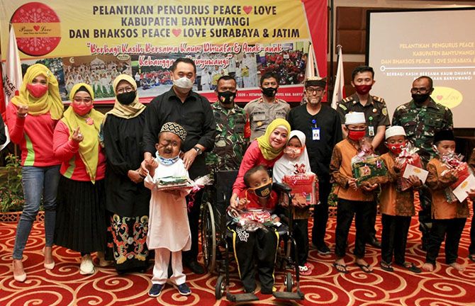 BANTUAN: Wabup Banyuwangi Yusuf Widyatmoko S.Sos serahkan bantuan kepada Riki yang menderita kanker kulit dan mata dan Hasan yang terkena penyakit hydrocephalus. BANTUAN: Wabup Banyuwangi Yusuf Widyatmoko S.Sos serahkan bantuan kepada Riki yang menderita kanker kulit dan mata dan Hasan yang terkena penyakit hydrocephalus.