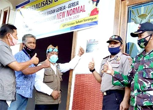 Pdt Anang Sugeng Sulistyanto (dua dari kiri) bertekad semua gereja di Banyuwngi bisa bebas dari Covid-19 Pdt Anang Sugeng Sulistyanto (dua dari kiri) bertekad semua gereja di Banyuwngi bisa bebas dari Covid-19