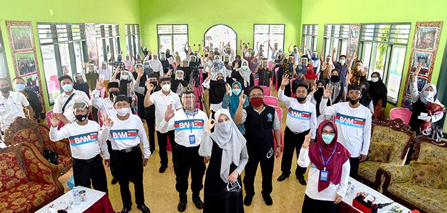 INOVASI DIKMAS: Ny Ipuk Fiestandani Azwar Anas bersama Kabid Dikmas Nuriyatus Sholeha saat pembukaan BAM di SMPN 1 Wongsorejo pada Rabu (29/7) INOVASI DIKMAS: Ny Ipuk Fiestandani Azwar Anas bersama Kabid Dikmas Nuriyatus Sholeha saat pembukaan BAM di SMPN 1 Wongsorejo pada Rabu (29/7)