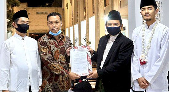 1 KEMAMPUAN VERBAL: Direktur Komersial LKP FEE Center Pare Taufiqur Rahman (dua dari kiri) secara simbolis menyerahkan 10 santri Mabadiul Ihsan ke Pengasuh Ponpes KH Masykur Wardi disaksikan Plt Kadis 1 KEMAMPUAN VERBAL: Direktur Komersial LKP FEE Center Pare Taufiqur Rahman (dua dari kiri) secara simbolis menyerahkan 10 santri Mabadiul Ihsan ke Pengasuh Ponpes KH Masykur Wardi disaksikan Plt Kadis