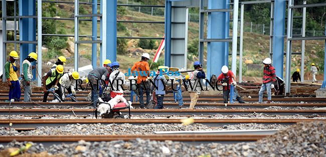 KEBUT PENGERJAAN: Pekerja pembangunan pabrik PT INKA sedang melaksanakan pekerjaan KEBUT PENGERJAAN: Pekerja pembangunan pabrik PT INKA sedang melaksanakan pekerjaan