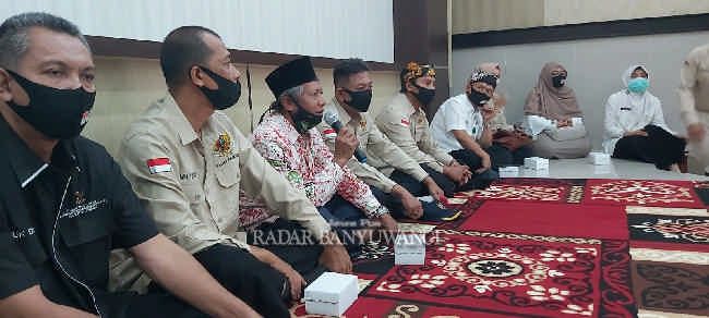 JALIN SILATURAHMI: Ketua Panti Asuhan Budi Mulya Sujarni (tiga dari kiri) mengucapkan terima kasih telah dikunjungi tim PPWK. JALIN SILATURAHMI: Ketua Panti Asuhan Budi Mulya Sujarni (tiga dari kiri) mengucapkan terima kasih telah dikunjungi tim PPWK.