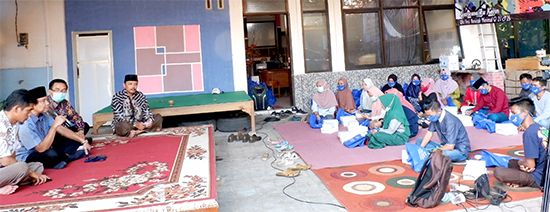 KAWAL KEGIATAN: Anas Thahir (dua dari kiri), memberikan materi kepada peserta sosialisasi program pembangunan keluarga di Kecamatan Besuki kemarin KAWAL KEGIATAN: Anas Thahir (dua dari kiri), memberikan materi kepada peserta sosialisasi program pembangunan keluarga di Kecamatan Besuki kemarin