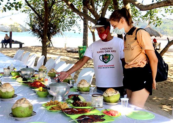 SEGAR: Tina Bule mencicipi sajian lobster khas Pantai Mustika. Tina menyampaikan kekagumannya akan kekayaan yang dimiliki Banyuwangi. SEGAR: Tina Bule mencicipi sajian lobster khas Pantai Mustika. Tina menyampaikan kekagumannya akan kekayaan yang dimiliki Banyuwangi.