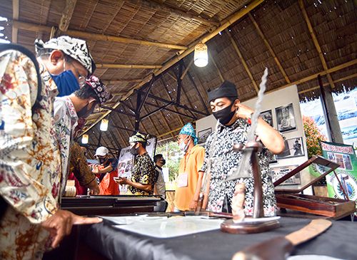 BUKTI PERLAWANAN: Kepala Dinas Kebudayaan dan Pariwisata M. Yanuarto Bramuda melihat pusaka tangguh Blambangan yang dipamerkan oleh Komunitas Panji Blambangan. BUKTI PERLAWANAN: Kepala Dinas Kebudayaan dan Pariwisata M. Yanuarto Bramuda melihat pusaka tangguh Blambangan yang dipamerkan oleh Komunitas Panji Blambangan.