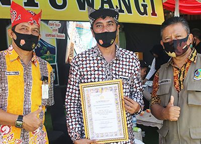 SELAMAT: Camat Banyuwangi M Luthfi (kanan), Ketua RT Kampung Tangguh Perum Citra Pesona Indah,Hendro Harsono, Lurah Kertosari Joko Handoko SELAMAT: Camat Banyuwangi M Luthfi (kanan), Ketua RT Kampung Tangguh Perum Citra Pesona Indah,Hendro Harsono, Lurah Kertosari Joko Handoko