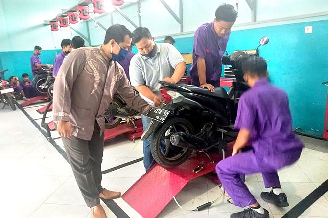 KELAS OLTEK: Kepala kompetensi keahlian TBSM Supriyanto (kiri) mengawasi siswanya dalam perbaikan sepeda motor, kemarin (11/9). KELAS OLTEK: Kepala kompetensi keahlian TBSM Supriyanto (kiri) mengawasi siswanya dalam perbaikan sepeda motor, kemarin (11/9).