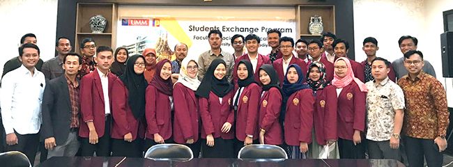 FOTO BERSAMA: Mahasiswa program studi Sosiologi FISIP saat di Kampus Universitas Muhammadiyah Malang. FOTO BERSAMA: Mahasiswa program studi Sosiologi FISIP saat di Kampus Universitas Muhammadiyah Malang.