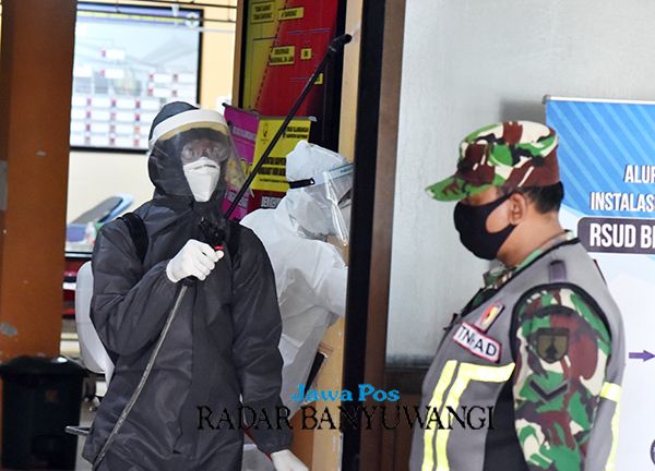 SIAGA: Kehadiran TNI ikut memantau perkembangan kasus Covid-19 yang ditangani rumah sakit. SIAGA: Kehadiran TNI ikut memantau perkembangan kasus Covid-19 yang ditangani rumah sakit.