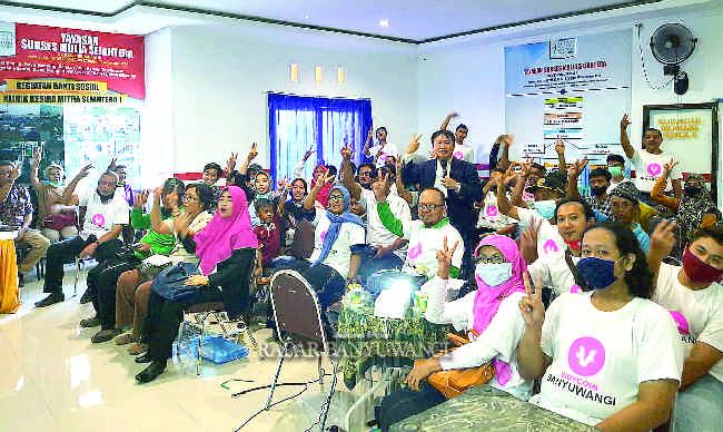 SEMANGAT: Ketua Kadin Kerakyatan Banyuwangi H. Eko Susilo Nurhidayat (pegang mik) bersama para peserta seminar, Sabtu (19/9). SEMANGAT: Ketua Kadin Kerakyatan Banyuwangi H. Eko Susilo Nurhidayat (pegang mik) bersama para peserta seminar, Sabtu (19/9).