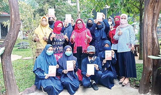 DI TENGAH TAMAN : Kepala SMPN 2 Genteng Wahyu Handayani bersama siswa-siswi peserta lomba Pentigraf. DI TENGAH TAMAN : Kepala SMPN 2 Genteng Wahyu Handayani bersama siswa-siswi peserta lomba Pentigraf.
