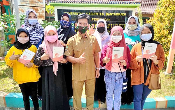 SMPN 1 SINGOJURUH : Sukaryanto mendampingi siswinya saat pembagian buku Ribang Kala Aksa. SMPN 1 SINGOJURUH : Sukaryanto mendampingi siswinya saat pembagian buku Ribang Kala Aksa.