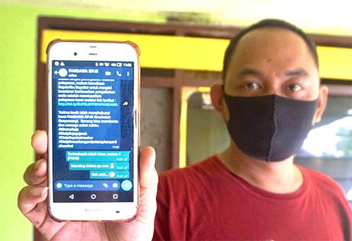 PELAYANAN LEBIH CEPAT: Berkat pelayanan online, Deky merasa puas lantaran respon pelayanan yang begitu cepat tanpa ia harus datang ke kantor BPJS Kesehatan PELAYANAN LEBIH CEPAT: Berkat pelayanan online, Deky merasa puas lantaran respon pelayanan yang begitu cepat tanpa ia harus datang ke kantor BPJS Kesehatan