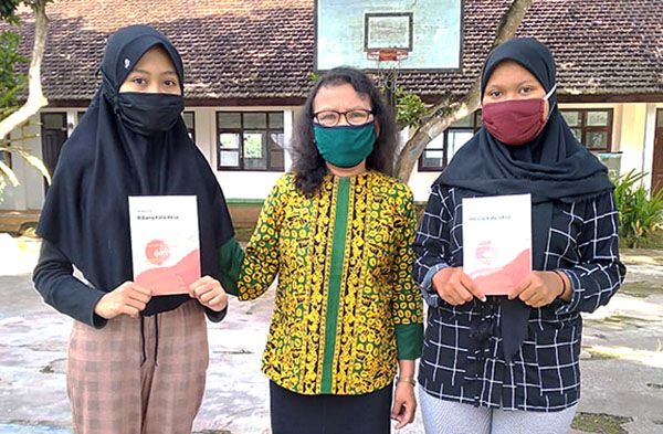DIAPIT : Kepala SMPN 3 Singojuruh Yuli Eka Ismarini bersama dua siswi. DIAPIT : Kepala SMPN 3 Singojuruh Yuli Eka Ismarini bersama dua siswi.