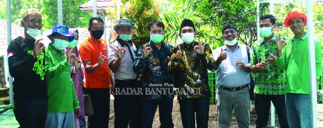 KOMPAK: H Eko Susilo Nurhidayat (lima dari kanan), H. Imam Sholikin (empat dari kanan), bersama H. Suyoto (lima dari kiri), dan Joko Setiono (dua dari kiri) di lokasi pembibitan porang di UAP Porang, KOMPAK: H Eko Susilo Nurhidayat (lima dari kanan), H. Imam Sholikin (empat dari kanan), bersama H. Suyoto (lima dari kiri), dan Joko Setiono (dua dari kiri) di lokasi pembibitan porang di UAP Porang,