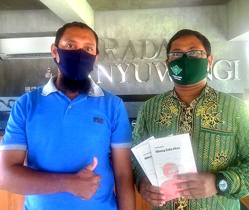DIWAKILI GURU : Dua pendamping dari SMP Al Irsyad Al Islamiyah mendaftarkan tiga siswanya dalam lomba Pentigraf. DIWAKILI GURU : Dua pendamping dari SMP Al Irsyad Al Islamiyah mendaftarkan tiga siswanya dalam lomba Pentigraf.