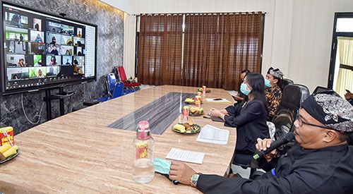 DAPAT ILMU BARU: Dinas Pendidikan merespons positif kegiatan webinar yang mengusung tema ”Cukup Tiga Paragraf”. Dari materi tersebut siswa bisa mengikuti lomba penulisan pentigraf maupun putiba DAPAT ILMU BARU: Dinas Pendidikan merespons positif kegiatan webinar yang mengusung tema ”Cukup Tiga Paragraf”. Dari materi tersebut siswa bisa mengikuti lomba penulisan pentigraf maupun putiba