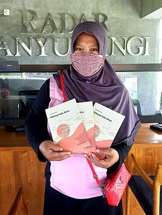 UNTUK TIGA SISWA : Sri Mujiani mewakilkan pendaftaran atas nama SMP 17 Agustus 1945 Cluring. UNTUK TIGA SISWA : Sri Mujiani mewakilkan pendaftaran atas nama SMP 17 Agustus 1945 Cluring.