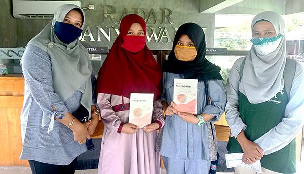 DARI MADRASAH: Dua guru pembimbing dan dua siswa MTsN 10 Banyuwangi. DARI MADRASAH: Dua guru pembimbing dan dua siswa MTsN 10 Banyuwangi.