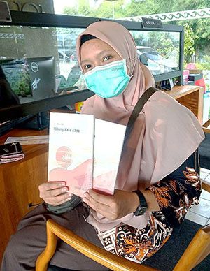 SENYUM DIBALIK MASKER: Amelia Vikri Laili guru SMPN 2 Kalipuro mewakilkan dua peserta Pentigraf untuk siswanya SENYUM DIBALIK MASKER: Amelia Vikri Laili guru SMPN 2 Kalipuro mewakilkan dua peserta Pentigraf untuk siswanya