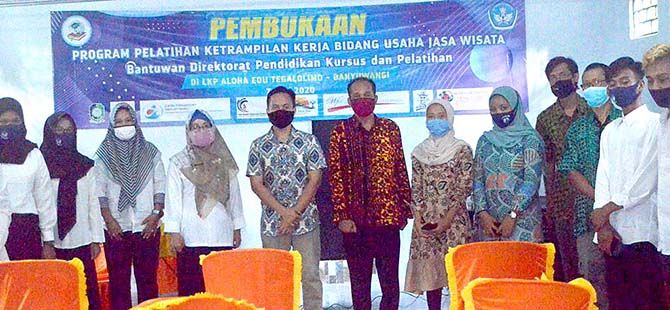 PELATIHAN: Nuryatus Sholeha (empat dari kiri), Direktur Aloha Educational Center Ridwan (enam dari kiri), Novi Ferdiyanto (lima dari kiri), Tider Ali Saifuin (tiga dari kanan) dan peserta pelatihan. PELATIHAN: Nuryatus Sholeha (empat dari kiri), Direktur Aloha Educational Center Ridwan (enam dari kiri), Novi Ferdiyanto (lima dari kiri), Tider Ali Saifuin (tiga dari kanan) dan peserta pelatihan.