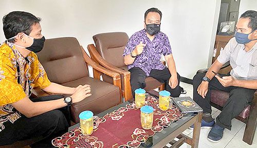 GERAK CEPAT: Ketua Dewan Kesenian Blambangan (DKB) Hasan Basri (tengah) berdiskusi dengan tim JP-RaBa terkait teknis lomba Cipta Lagu di kantor DKB Kompleks Disbudpar Banyuwangi kemarin (5/11). GERAK CEPAT: Ketua Dewan Kesenian Blambangan (DKB) Hasan Basri (tengah) berdiskusi dengan tim JP-RaBa terkait teknis lomba Cipta Lagu di kantor DKB Kompleks Disbudpar Banyuwangi kemarin (5/11).