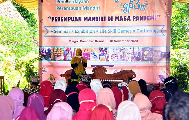 SEMINAR: Pemenang Dharma Wanita Award, Lilik Subekti (pegang mik) saat paparan tentang perempuan mandiri di masa pandemi dalam GP3M di Hotel Margo Utomo I, Desa Kalibaru Wetan, Selasa (10/11). SEMINAR: Pemenang Dharma Wanita Award, Lilik Subekti (pegang mik) saat paparan tentang perempuan mandiri di masa pandemi dalam GP3M di Hotel Margo Utomo I, Desa Kalibaru Wetan, Selasa (10/11).