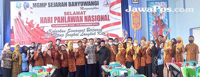 KOMPAK: Pembina MGMP Sejarah Mujiono, ketua MGMP Sejarah Banyuwangi Nur Ahmadi, bersama anggota MGMP Sejarah dalam peringatan hari Pahlawan Nasional di SMAN 1 Glagah, kemarin (10//11) KOMPAK: Pembina MGMP Sejarah Mujiono, ketua MGMP Sejarah Banyuwangi Nur Ahmadi, bersama anggota MGMP Sejarah dalam peringatan hari Pahlawan Nasional di SMAN 1 Glagah, kemarin (10//11)