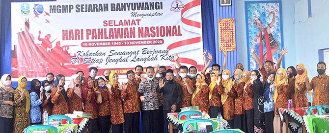 KOMPAK: Pembina MGMP Sejarah Mujiono, ketua MGMP Sejarah Banyuwangi Nur Ahmadi, bersama anggota MGMP Sejarah dalam peringatan hari Pahlawan Nasional di SMAN 1 Glagah, kemarin (10//11). KOMPAK: Pembina MGMP Sejarah Mujiono, ketua MGMP Sejarah Banyuwangi Nur Ahmadi, bersama anggota MGMP Sejarah dalam peringatan hari Pahlawan Nasional di SMAN 1 Glagah, kemarin (10//11).