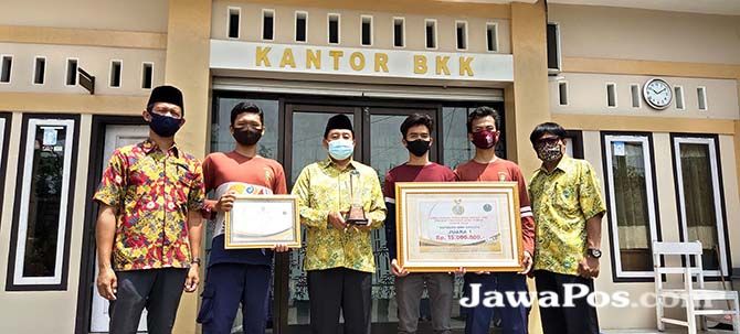 SMK HEBAT: Kepala BKK SMK Models Ervin Riyanto (kanan), Kepala SMK Models Muklas Efendi, (tengah), Waka Humas SMK Models Slamet bersama siswa SMK Models membawa piala dan piagam juara I SMK HEBAT: Kepala BKK SMK Models Ervin Riyanto (kanan), Kepala SMK Models Muklas Efendi, (tengah), Waka Humas SMK Models Slamet bersama siswa SMK Models membawa piala dan piagam juara I